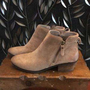 EUC Vince Camuto booties